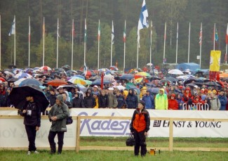 Regenschirme waren dringend nötig - die Sonne schien erst zur Siegerehrung, zum Abschluß der WM wieder