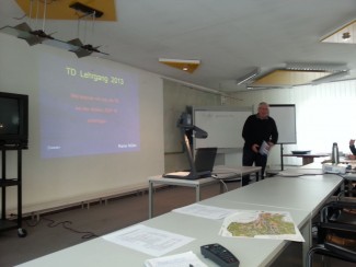 Rainer Müller beim Vortrag in Dresden.