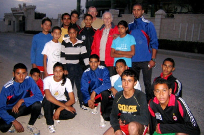 Manfred Rittweger mit der palästinensischen Jugendläufergruppe in Jericho beim ersten OL-Training.
