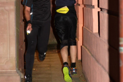 Der Nachtsprint führte auch durch enge Gassen.