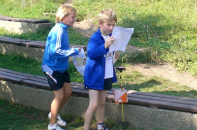 Kinder beim Schul-Orientierungslauf