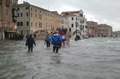 Acqua alta! Die überflutete Promenade und OLer auf dem Weg ins WKZ