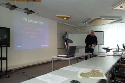 Rainer Müller beim Vortrag in Dresden.
