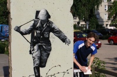 OL-Posten an einem Teil der Berliner Mauer