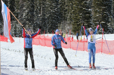 Anastasia Kravchenko, Yuliya Tarasenko und Tatiana Kozlova (v.re.) holen ungefährdet den Staffelsieg für Russland bei den Damen.