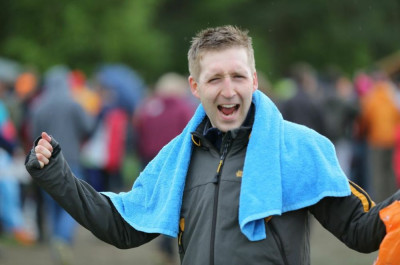 Emotionen nach dem erfolgreichen Lauf über 24 Stunden.