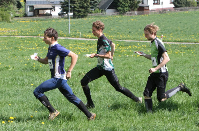Führen vom Massenstart weg das Feld in dieser Reihenfolge an: Sören Lösch, Bjarne Friedrichs und Wieland Kundisch (v.li.).