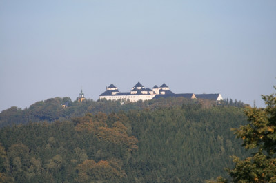 Die Augustusburg aus der Ferne gesehen.