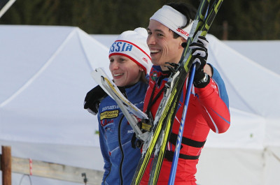 Haben gut lachen: Iuliia Tarasenko und Andrey Lamov holen für Russland in der Sprintstaffel das erste Gold der Ski-Orientierungslauf-Weltmeisterschaften 2015.