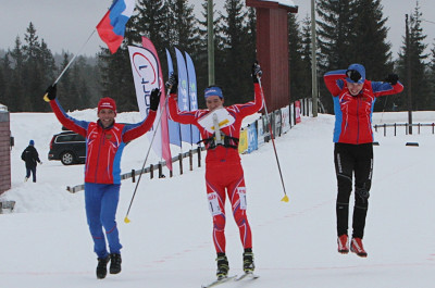 Luftsprung auf der Ziellinie: Kirill Veselov (re.), Eduard Khrennikov (li.) und Andrey Lamov holen Gold in der Herrenstaffel.