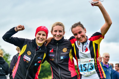 Jubelnde deutsche Damen nach dem Zieleinlauf.