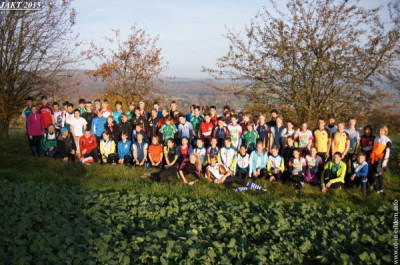 Aufstellung Gruppenfoto, noch ist die Sonne nicht hinterm Wald verschwunden