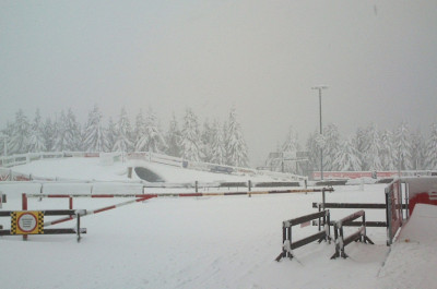 Tief verschneit stellt sich jetzt das Langlaufstadion in Oberwiesenthal dar.