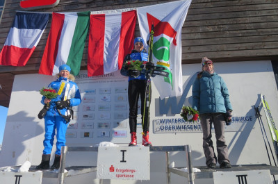 Die Schwedin Tove Alexandersson (Mitte) baut mit ihrem Sieg im Sprint vor den Russinnen Mariya Kechkina (li.) und Alena Trapeznikova ihre Führung im Gesamtweltcup aus.