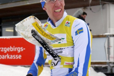 Erik Rost bringt am Ende mit zehn Sekunden Vorsprung den Sieg in der Sprinstaffel zusammen mit Tove Alexandersson für Schweden I ins Ziel.
