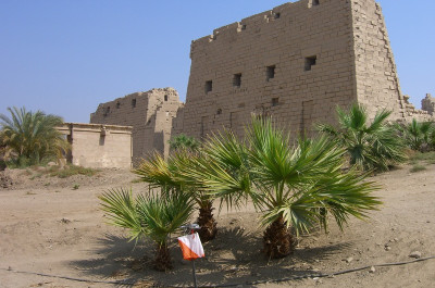 Posten vor dem ersten Pylon des Karnak-Tempels