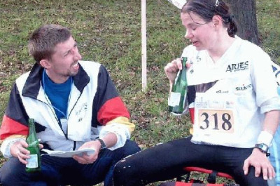 Sichtlich geschafft nach dem heutigen Lauf Luise Kärger mit Trainer Björn Axel Gran