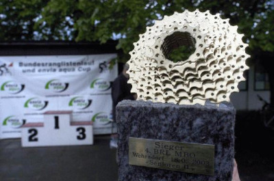 Das Objekt der Begierde: Der Pokal mit Stein vom Steinbruch im Wettkampfgebiet.