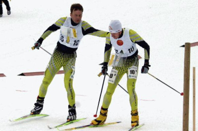 Dieses Bild wird es wohl nicht noch einmal bei einer Ski-OL-WM geben: Henning Bruns (links) wechselt auf seinen kleinen Bruder Eike.