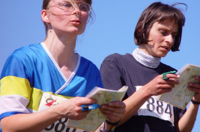 Anke Zentgraf Jena und Susanne Bergmann aus Ilmenau versuchen gemeinsam im diffizilen, ehemaligen Militärgelände zurechtzukommen.