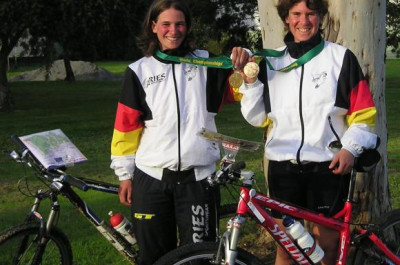 Zeigt her eure Medaillen! Anke und Antje sind zurecht stolz auf das Erreichte!