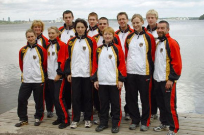 Die deutsche Mannschaft zur WM vor der Kulisse des schwedischen Västeras:hinten:Heidrun Finke(Trainer),Ingo Horst,Christian Giesseler,Axel Fischer,Tilo Pompe,Leif Bader,vorn:Karin Schmalfeld,Anke Xylander,Meike Jaeger,Gunda Fischer,Elisa Dresen,Gert Schot