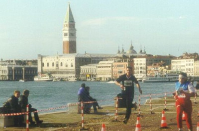 Ein außergewöhnlicher Zieleinlauf für einen außergewöhnlichen OL ... Stadt-OL-Panorama aus dem Jahr 1999