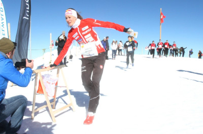Judtih Wyder sichert sich den Sieg beim Showsprint auf dem Jungfraujoch.