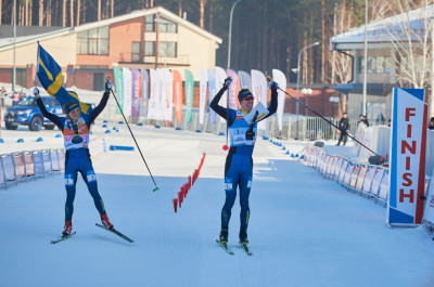 Tove Alexandersson (li.) und Erik Rost sichern zum Auftakt das erste Gold bei der WM im Ski-Orientierungslauf für Schweden