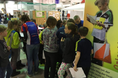 Kinder vor dem Messestand