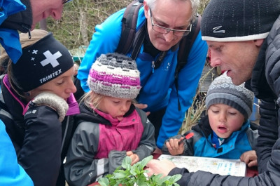 Bahnleger Wolfgang "Opi" Krause (M.) im Gespräch mit Simone Niggli-Luder und Matthias Niggli (re.).