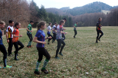 Warmlaufen im Oster-Trainingslager, im Hintergrund das diesjährige EYOC-Gelände