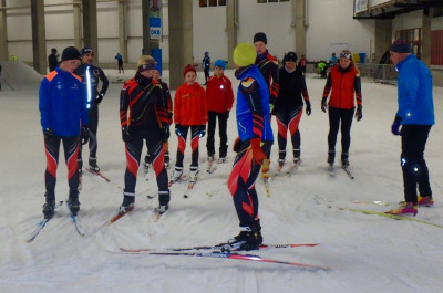 Skitechnik verfeinern und Schneekilometer ernten steht in der Skihalle in Oberhof auf dem Programm.