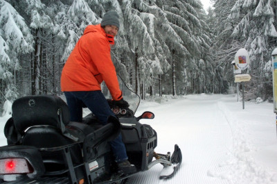 Die Spurgerätefahrer in Silberhütte präparieren nach den jüngsten Schneefällen die Loipen auch über die tschechische Grenze hinweg.