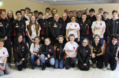 Gruppenbild der teilnehmenden Bundeskaderathleten und Trainer beim Kickoff