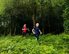 Caro und Charlotte im diffusen Wald